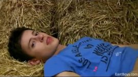 เกย์หนุ่มชักควยที่กองฟางลีลาโคตรเร่าร้อนชักจนน้ำแตกให้ดู