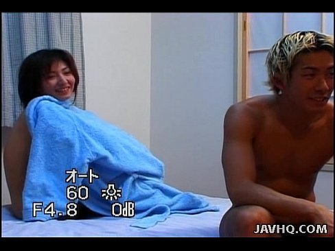 ฮิโตมิ อิเคโนะวัยรุ่นผมดำสั้นลูบควยแฟนหนุ่มแล้วให้แฟนหนุ่มเบิร์นต่อ